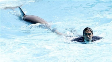 Делфини победиха световен шампион по плуване