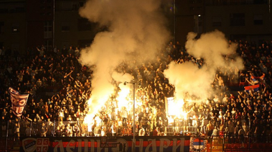 Фенове нахлуха на терена, прекратиха мач в Босна