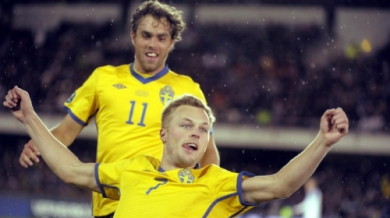 Швеция надви Холандия в голово шоу и е на Евро 2012