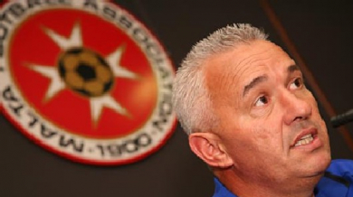 Съперник на България уволни треньора си
