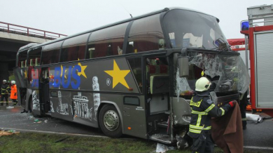 Автобус с 20 деца катастрофира на път за състезание