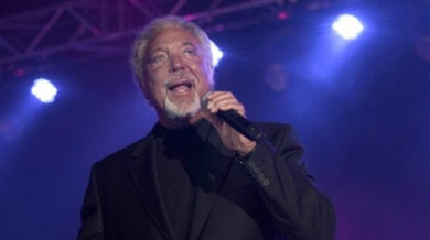 Том Джоунс изпълнява химна на феновете на Сток Сити в София
