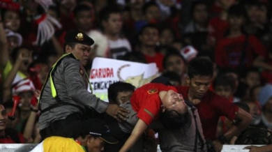 Двама загинали и десетки ранени на мач в Индонезия