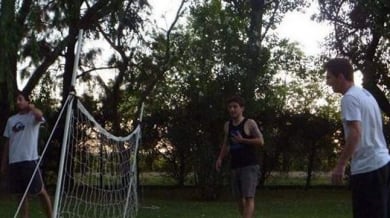 Меси разпуска с футбол на малки вратички с роднини