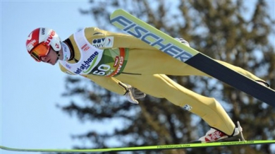 Словенец с трета победа в ски скоковете