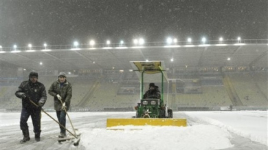 Студът и снегът отложиха два мача в Италия