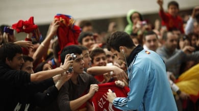 Фабрегас даде автограф на фланелка на Реал
