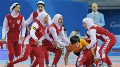 Разрешиха на жените да играят футбол с фереджета