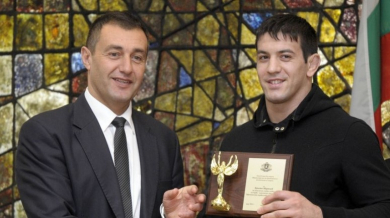 Свилен Нейков награди медалистите в борбата