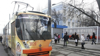 В Донецк направиха автобусни спирки като футболни врати