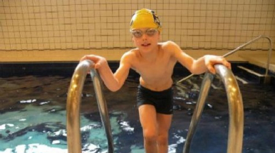 9-годишен плува 5 километра за Стенли
