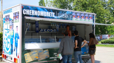 Черноморец продава билети в специален фургон