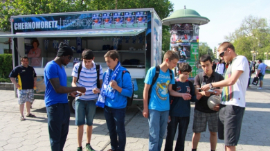 Футболисти на Черноморец раздадоха 100 билета на деца
