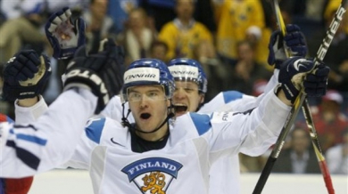 Домакините тръгнаха с победи на Световното по хокей на лед