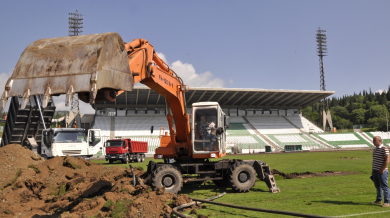 Багер разкопа стадиона на Берое
