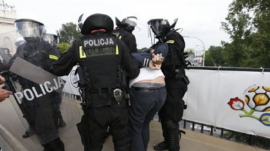 Арестуваха над 100 хулигани след сблъсъците във Варшава