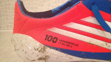 Подолски показа юбилейната обувка за 100 мача за Германия