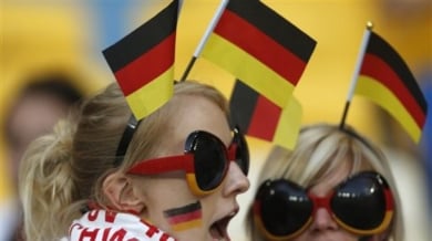 УЕФА погва и феновете на Германия за поведение и плакати