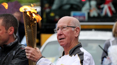Сър Боби Чарлтън носи олимпийския огън пред “Олд Трафорд”