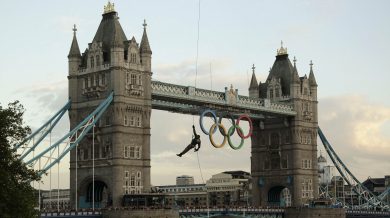 Олимпийският огън пристигна в Лондон с хеликоптер