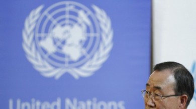 Генералният секретар на ООН носи олимпийски огън