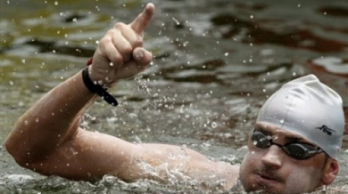 Петър Стойчев плува сред патици на Олимпиадата