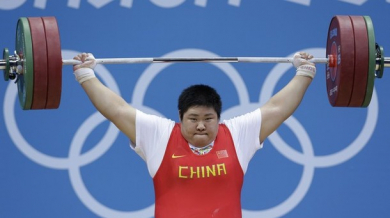 Китайка с олимпийски и световен рекорд за златото в щангите