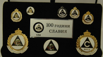 Стефанов купи комплект № 1 от юбилейните значки на Славия