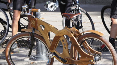 Подариха дървен велосипед на Плевнелиев (СНИМКИ)