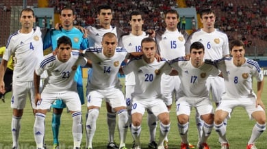 Треньорът на Армения по-млад от капитана на тима