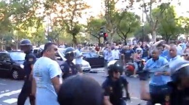 Испански полицаи бият с палки фенове на Манчестър (ВИДЕО)