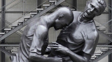 Ударът на Зидан срещу Матераци обезсмъртен на паметник