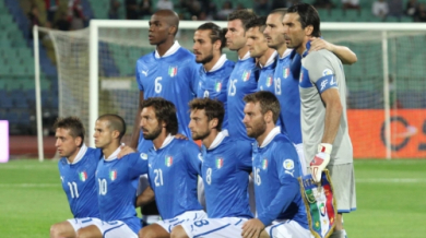 Италия играе благотворително с Франция