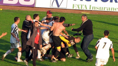 Зверски бой между играчи на последното дерби в Пловдив - СНИМКИ
