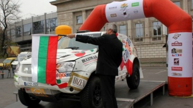 Българският екипаж изпрати автомобила за Рали Дакар 