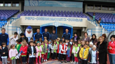 Черноморец зарадва 50 деца (СНИМКИ)