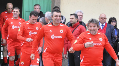 Ветераните на ЦСКА вкараха десет гола на празник в Севлиево