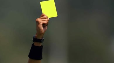 Съдия в Англия не изгони играч с два жълти картона
