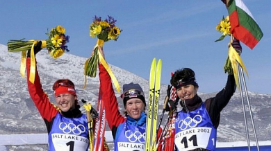 Олимпийски медалисти носят знамето на България