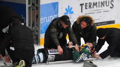 Трагедия, хокеист парализиран след удар в гърба - ВИДЕО