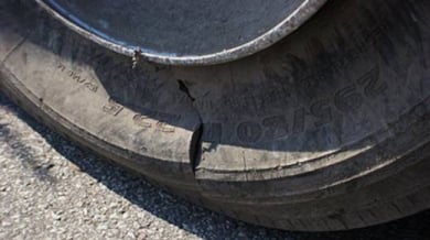Вандали нарязаха гумите на автобус на Казанлък Волей
