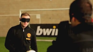 Уникално! Могат ли в Юнайтед да играят със завързани очи? (Видео)