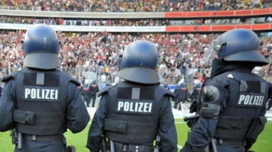 Хулигани раниха 15 полицаи в Берлин