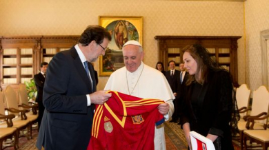 Папа Франциск получи фланелка на Испания