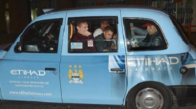 Такси на Ман Сити вози играчи на Юнайтед