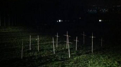 Протест с 11 кръста за гробове на тренировъчно игрище