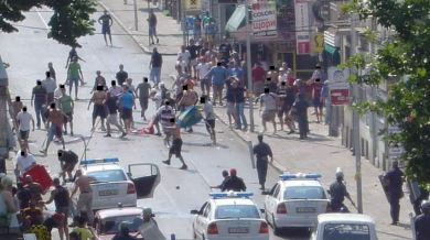 Кръв се лее в Пловдив! Полицай със счупен крак, десетки ранени (ВИДЕО)