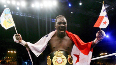 Панамец световен шампион след кървава битка