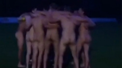 Футболисти празнуват чисто голи промоция в горна дивизия (ВИДЕО)