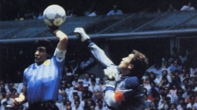 През 1986 година Марадона вкарва с Божията ръка